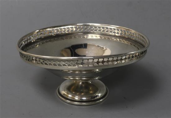 A George V silver circular bon bon dish (a.f.), dia. 10.2cm.
